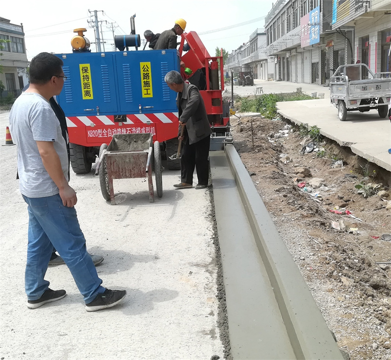 車(chē)載式路沿石帶路平石滑模機(jī)